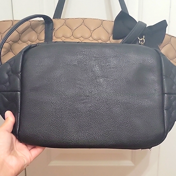 Betsey Johnson Y2K Heart Embossed Tote Bag Black/Tan w/ Bow - Picture 11 of 12